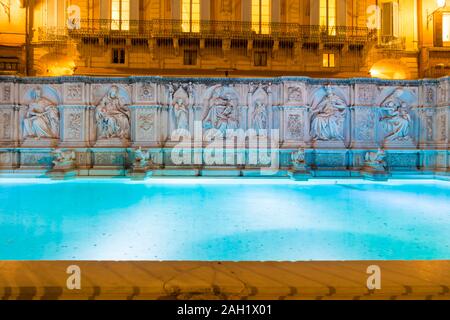 Insbesondere von Fonte Gaia (1400s) in der Nacht in der Piazza del Campo, Siena, Italien. Stockfoto