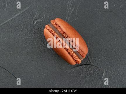Köstliche Schokolade Makronen auf konkreten Hintergrund, Ansicht von oben Stockfoto