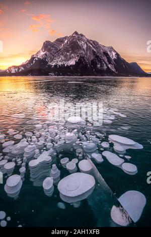 Methan Blasen in gefrorenen See von Abraham Lake, Alberta, BC, Kanada gefangen, Stockfoto