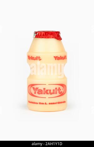Eine kleine Flasche Yakult gesüßt probiotischen Milch trinken Schuß auf einem weißen Hintergrund. Stockfoto