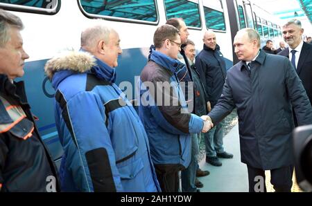 Taman, Russland. 23. Dezember, 2019. Der russische Präsident Wladimir Putin trifft Arbeitnehmer nach der Eröffnungsfeier für die Krim-Brücke über die Straße von Kertsch verbinden auf der Krim, Krasnodar Dezember 23, 2019 in Taman, Russland. Die 19 km lange Brücke ist die längste in Europa und war fünf Jahre nach Russland im Anhang das Schwarze Meer Halbinsel. Credit: Aleksey Nikolskyi/Kreml Pool/Alamy leben Nachrichten Stockfoto