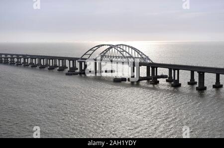 Taman, Russland. 23. Dezember, 2019. Luftaufnahme des neu eröffneten Krim-Brücke über die Straße von Kertsch verbinden auf der Krim, Krasnodar vor der Eröffnungs-Zug beginnt Dezember 23, 2019 in Taman, Russland. Die 19 km lange Brücke ist die längste in Europa und war fünf Jahre nach Russland im Anhang das Schwarze Meer Halbinsel. Credit: Aleksey Nikolskyi/Kreml Pool/Alamy leben Nachrichten Stockfoto