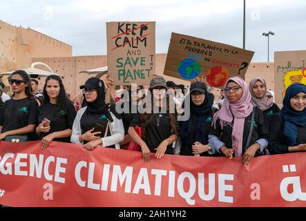 Junge arabische Frauen Manifest für das Klima Freitag Stockfoto