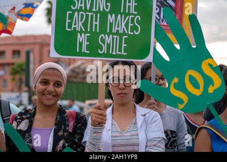 Junge arabische Frauen Manifest für das Klima Freitag Stockfoto