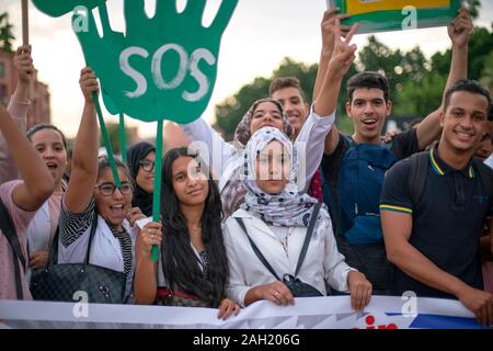 Junge arabische Menschen manifest für das Klima Freitag Stockfoto