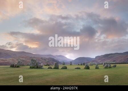 Castlerigg Steinkreis bei Sonnenaufgang, den Lake District, Cumbria, Vereinigtes Königreich Stockfoto