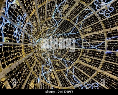 Innerhalb der geometrischen und bunte Weihnachtslichter Baum Stockfoto