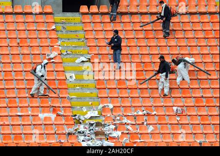 Milano Italien 31.03.2008: Männer an der Arbeit Reinigung die Schritte des San Siro Stadion Stockfoto