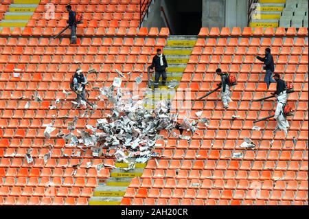 Milano Italien 31.03.2008: Männer an der Arbeit Reinigung die Schritte des San Siro Stadion Stockfoto