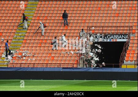 Milano Italien 31.03.2008: Männer an der Arbeit Reinigung die Schritte des San Siro Stadion Stockfoto