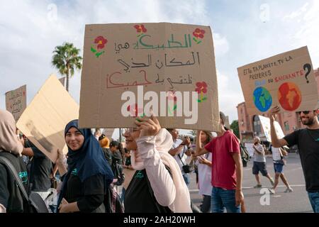 Junge arabische Frauen Manifest für das Klima Freitag Stockfoto