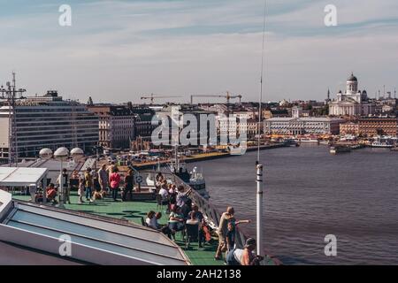 Editorial 06.19.2019 Helsinki Finnland Fähre Silja Serenade Verlassen des Hafens mit Passagieren auf Deck geniessen den Sommer Wetter Stockfoto