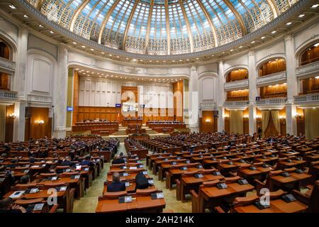 Bukarest, Rumänien bis 23. Dezember 2019: Die rumänischen Abgeordneten teilnehmen. Plenartagung des Parlaments in den Palast des Parlaments. Stockfoto