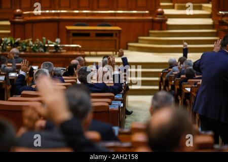 Mitglieder des rumänischen Parlaments abstimmen, indem Sie Ihre Hände