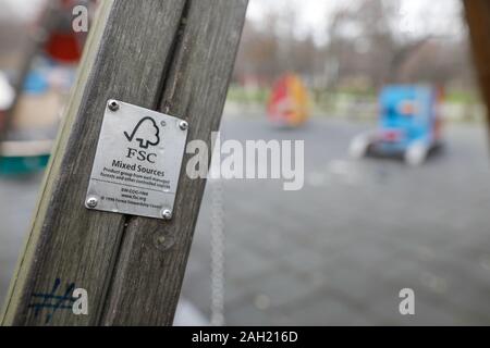 Bukarest, Rumänien - Dezember 23, 2019: Informationen zu einem FSC (Forest Stewardship Council) Logo Tag auf einem Stück Holz auf einem Kinderspielplatz. Stockfoto