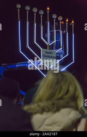 Bournemouth, Dorset, Großbritannien. 23. Dez 2019. Riesige Menorah Lighting an Chanukka (chanukka) Feier in Bournemouth mit der MENORAH von Herrn Jarvis Lazarus und Councillor Susan Phillips, Bürgermeister Bournemouth, Ehrengast entfacht. Chanukka ist der Jüdische 8 Tag "Festival der Lichter" mit einem nächtlichen menorah Lighting, spezielle Gebete und frittierten Speisen. Credit: Carolyn Jenkins/Alamy leben Nachrichten Stockfoto