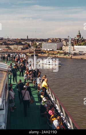 Editorial 06.19.2019 Helsinki Finnland Fähre Silja Serenade Verlassen des Hafens mit Passagieren auf Deck geniessen den Sommer Wetter Stockfoto