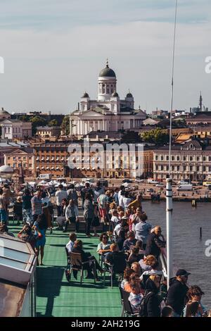 Editorial 06.19.2019 Helsinki Finnland Fähre Silja Serenade Verlassen des Hafens mit Passagieren auf Deck geniessen den Sommer Wetter Stockfoto