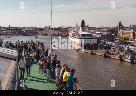 Editorial 06.19.2019 Helsinki Finnland Passagiere an Deck heraus suchen, wenn das Schiff verlässt für Stockholm Schweden und Gabriella noch geladen Stockfoto