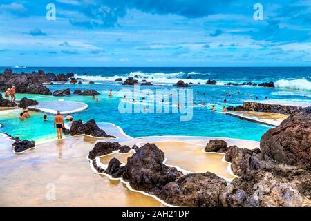 Natürliche lava Schwimmbäder in Porto Moniz, Madeira, Portugal Stockfoto