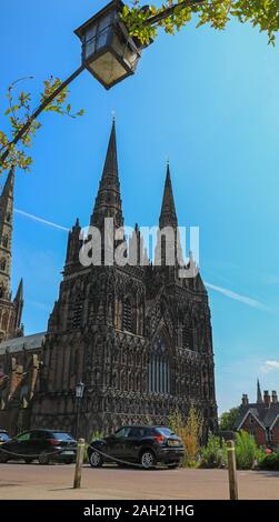 Die Westfassade der Kathedrale von Lichfield, die einzige mittelalterliche englische Kathedrale mit drei Türmen, ist in Lichfield, Staffordshire, England, UK. Stockfoto