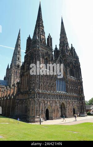 Die Westfassade der Kathedrale von Lichfield, die einzige mittelalterliche englische Kathedrale mit drei Türmen, ist in Lichfield, Staffordshire, England, UK. Stockfoto