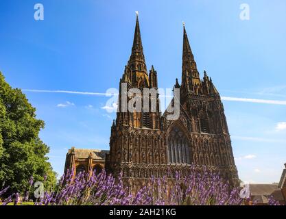 Die Westfassade der Kathedrale von Lichfield, die einzige mittelalterliche englische Kathedrale mit drei Türmen, ist in Lichfield, Staffordshire, England, UK. Stockfoto