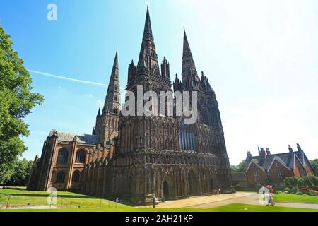 Die Westfassade der Kathedrale von Lichfield, die einzige mittelalterliche englische Kathedrale mit drei Türmen, ist in Lichfield, Staffordshire, England, UK. Stockfoto