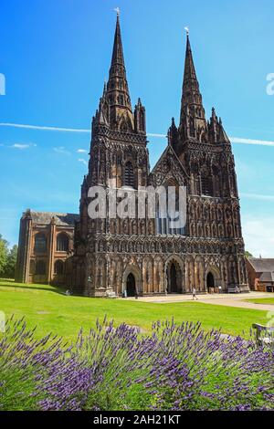 Die Westfassade der Kathedrale von Lichfield, die einzige mittelalterliche englische Kathedrale mit drei Türmen, ist in Lichfield, Staffordshire, England, UK. Stockfoto