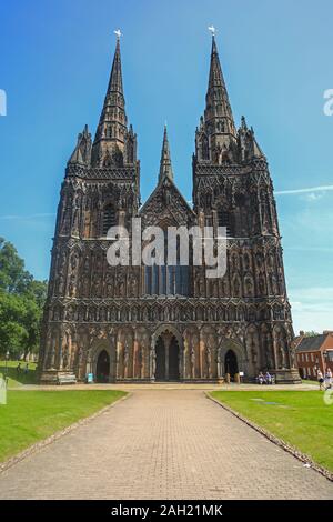 Die Westfassade der Kathedrale von Lichfield, die einzige mittelalterliche englische Kathedrale mit drei Türmen, ist in Lichfield, Staffordshire, England, UK. Stockfoto