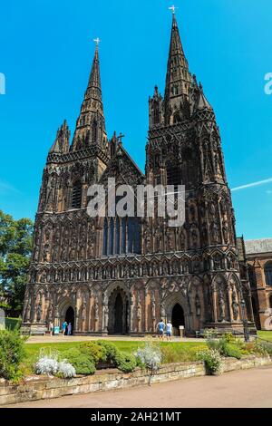 Die Westfassade der Kathedrale von Lichfield, die einzige mittelalterliche englische Kathedrale mit drei Türmen, ist in Lichfield, Staffordshire, England, UK. Stockfoto