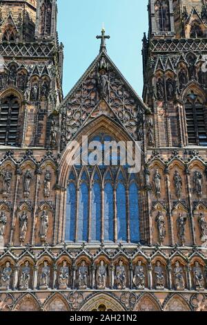 Die Westfassade der Kathedrale von Lichfield, die einzige mittelalterliche englische Kathedrale mit drei Türmen, ist in Lichfield, Staffordshire, England, UK. Stockfoto