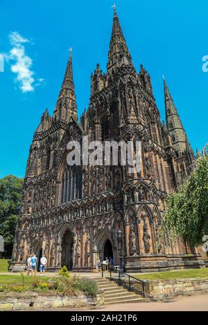 Die Westfassade der Kathedrale von Lichfield, die einzige mittelalterliche englische Kathedrale mit drei Türmen, ist in Lichfield, Staffordshire, England, UK. Stockfoto