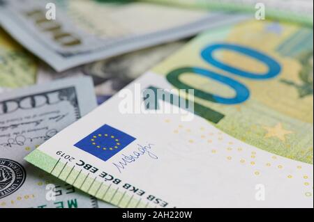 Euro und Dollar Geld Hintergrund Makro Nahaufnahme Stockfoto