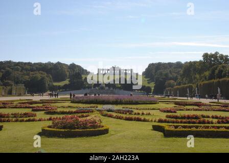 Wien/Österreich - 10 04 2013: Gloriette des Schloss Schönbrunn, vom Garten aus gesehen Stockfoto