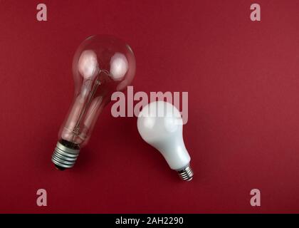 Alte Glühlampen und neue LED-Lampe auf einem brawn Hintergrund. Energie oder Idee Konzept. Stockfoto
