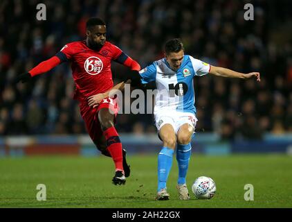 Von Wigan Athletic Gavin Massey (links) und die Blackburn Rovers" Stewart Downing (rechts) Kampf um den Ball in den Himmel Wette WM-Spiel im Ewood Park, Blackburn. Stockfoto