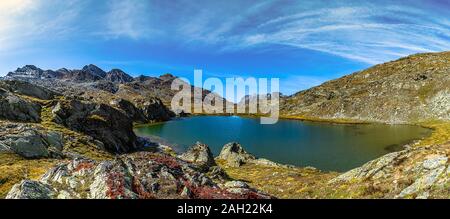 Die longet Seen, im oberen Tal Varaita, an der Grenze zwischen Italien und Frankreich, spiegeln die Alpengipfel, unter denen Monviso, König von Stein, s Stockfoto