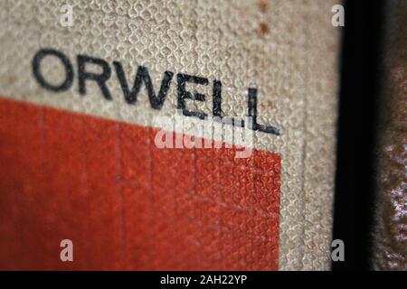 1984 George Orwell Titel im Buchrücken gedruckt, close-up Stockfoto