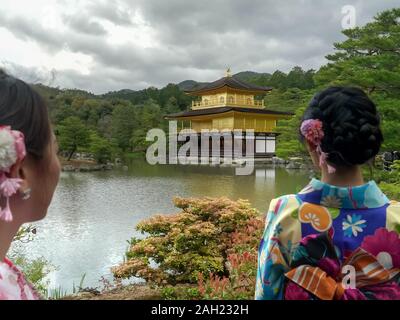 KYOTO, JAPAN - April 15, 2018 zwei japanische Frauen in kimonos auf kinkakuji Tempel in Kyoto. Stockfoto