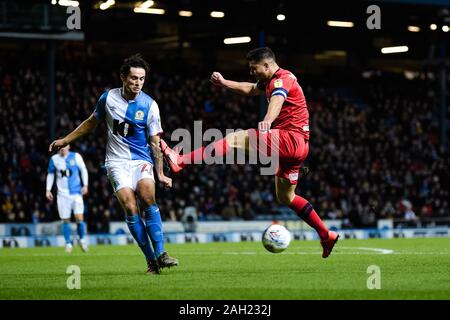 BLACKBURN, ENGLAND - Dezember 23 RD Wigan Athletic Mittelfeldspieler Sam Morsy und Blackburn Rovers defender Lewis Travis während der Sky Bet Championship Match zwischen Blackburn Rovers und Wigan Athletic im Ewood Park, Blackburn am Montag, den 23. Dezember 2019. (Credit: Andy Whitehead | MI Nachrichten) das Fotografieren dürfen nur für Zeitung und/oder Zeitschrift redaktionelle Zwecke verwendet werden, eine Lizenz für die gewerbliche Nutzung Kreditkarte erforderlich: MI Nachrichten & Sport/Alamy leben Nachrichten Stockfoto