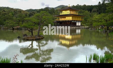 KYOTO, JAPAN - April 15, 2018 am späten Nachmittag kinkakuji Tempel Reflexion in Kyoto. Stockfoto