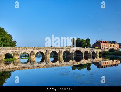 Bild der Steinernen Brücke an Rean, Bretagne Frankreich Stockfoto