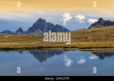 Die longet Seen, im oberen Tal Varaita, an der Grenze zwischen Italien und Frankreich, spiegeln die Alpengipfel, unter denen Monviso, König von Stein, s Stockfoto