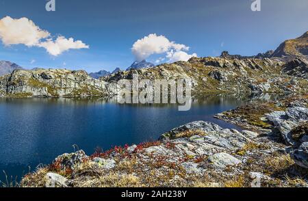 Die longet Seen, im oberen Tal Varaita, an der Grenze zwischen Italien und Frankreich, spiegeln die Alpengipfel, unter denen Monviso, König von Stein, s Stockfoto