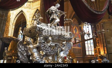 Prag, tschechische Republik - Oktober, 10, 2017: Statue auf dem Grab des Johannes von Nepomuk in St. Veitsdom, Prag Stockfoto