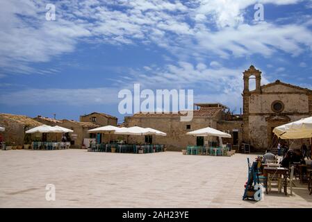 Italien Sizilien, Marzamemi, 03. Mai 2019: Typisch sizilianischen Plätzen im Quadrat von marzamemi. Stockfoto