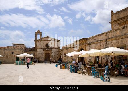 Italien Sizilien, Marzamemi, 03. Mai 2019: Typisch sizilianischen Plätzen im Quadrat von marzamemi. Stockfoto