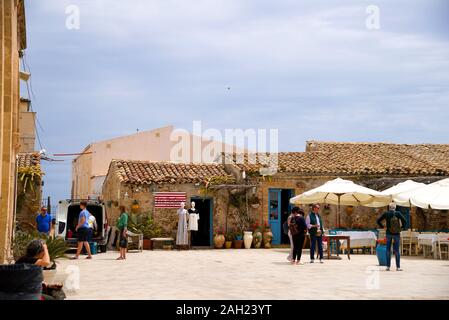 Italien Sizilien, Marzamemi, 03. Mai 2019: Typisch sizilianischen Plätzen im Quadrat von marzamemi. Stockfoto