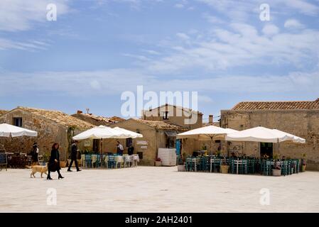 Italien Sizilien, Marzamemi, 03. Mai 2019: Typisch sizilianischen Plätzen im Quadrat von marzamemi. Stockfoto